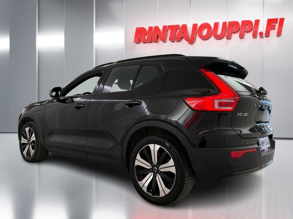 Volvo XC40 2023 Musta