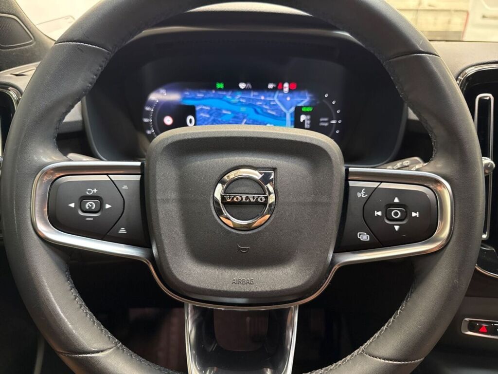 Volvo XC40 2023 Musta