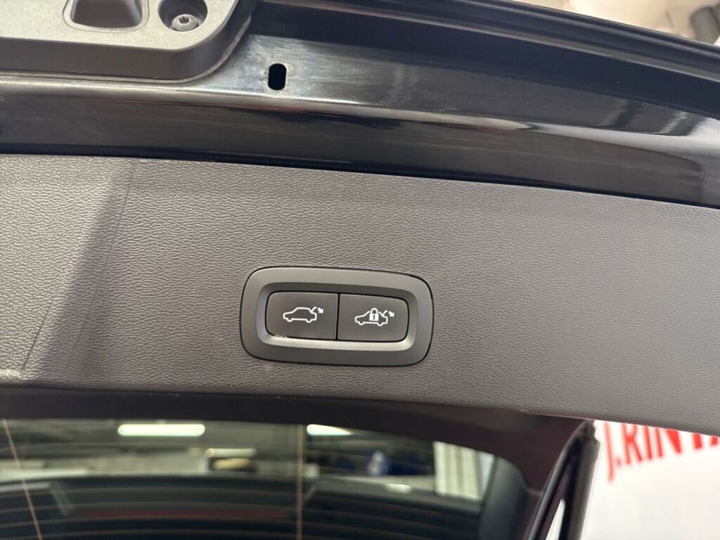 Volvo XC40 2023 Musta