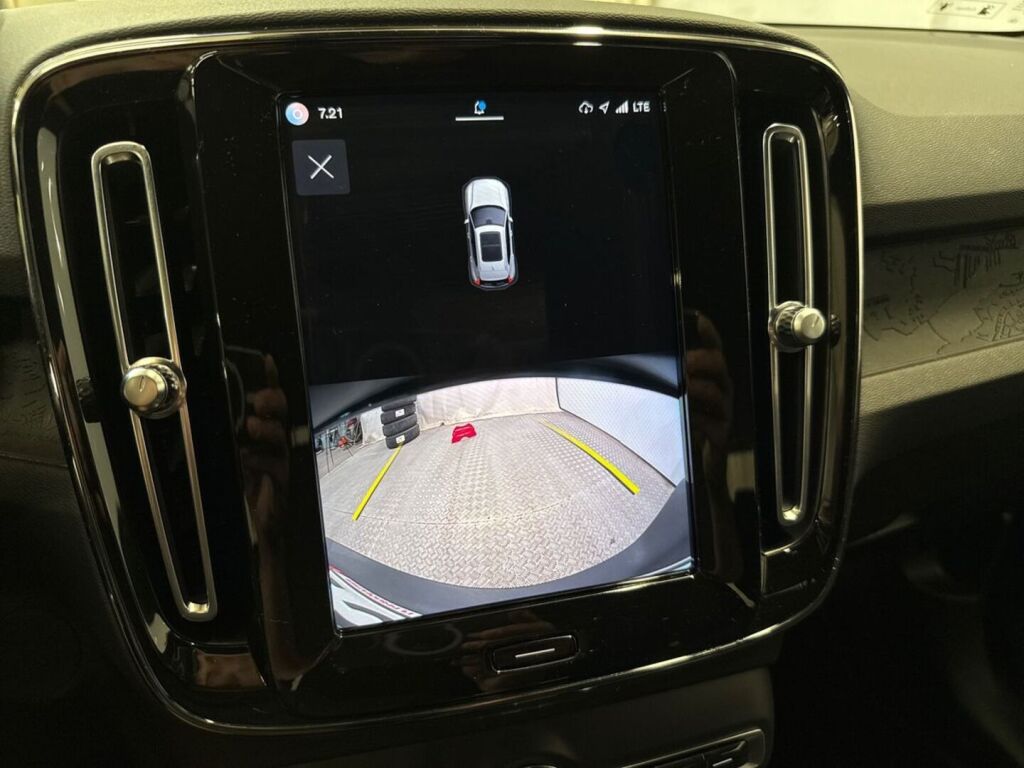 Volvo XC40 2023 Musta