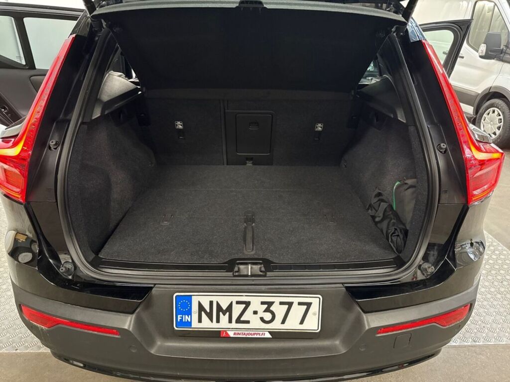 Volvo XC40 2023 Musta