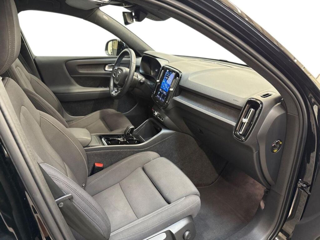 Volvo XC40 2023 Musta