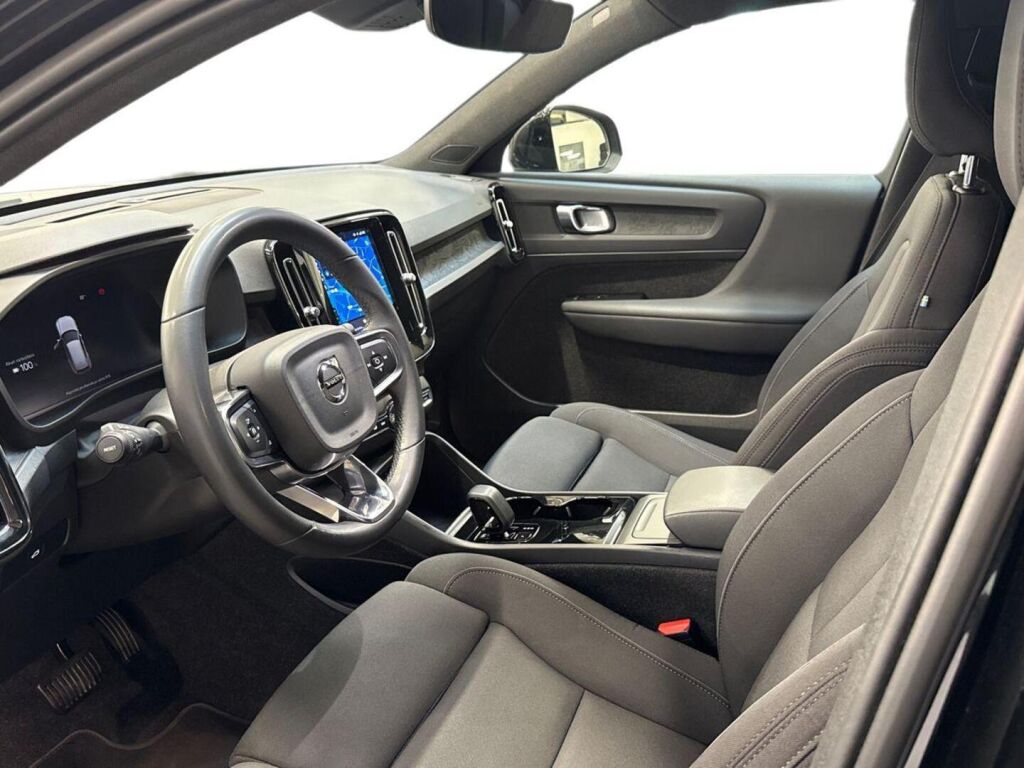 Volvo XC40 2023 Musta
