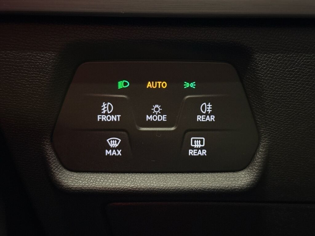 Seat LEON SPORTSTOURER 2021 Musta