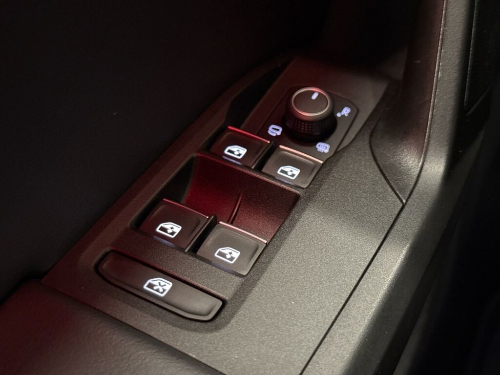 Seat LEON SPORTSTOURER 2021 Musta