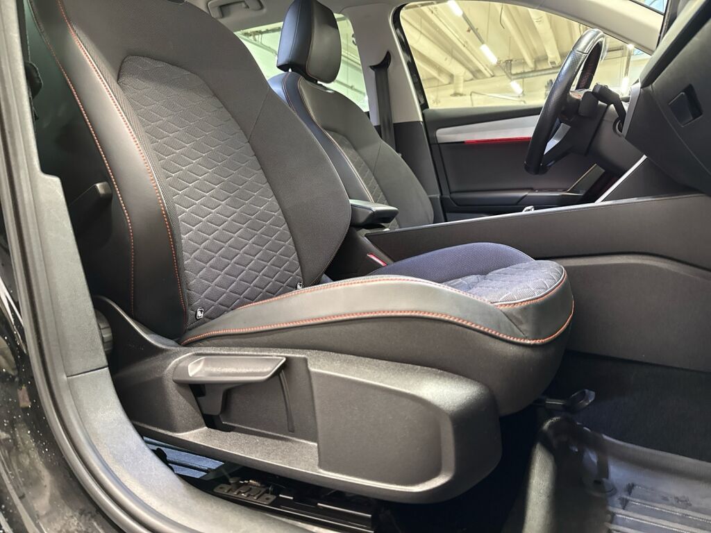 Seat Leon 2021 Musta