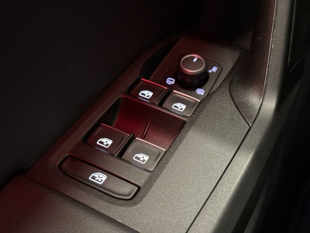 Seat Leon 2021 Musta