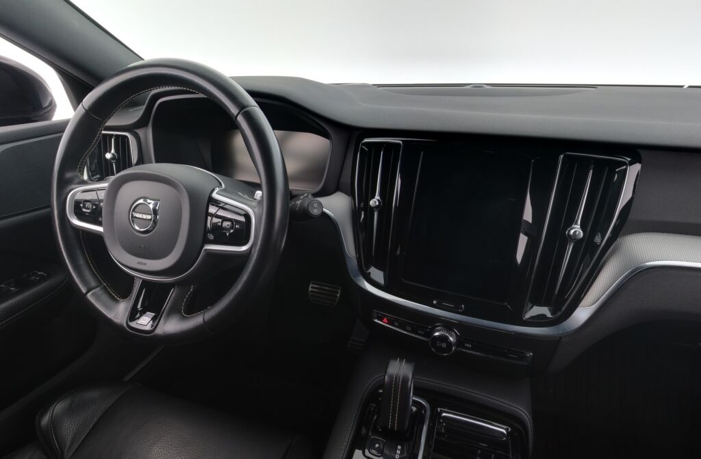 Volvo V60 2020 Musta