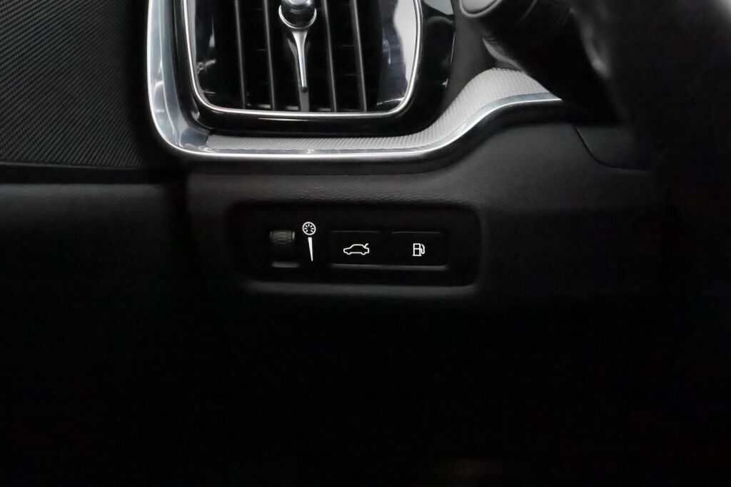 Volvo V60 2020 Musta