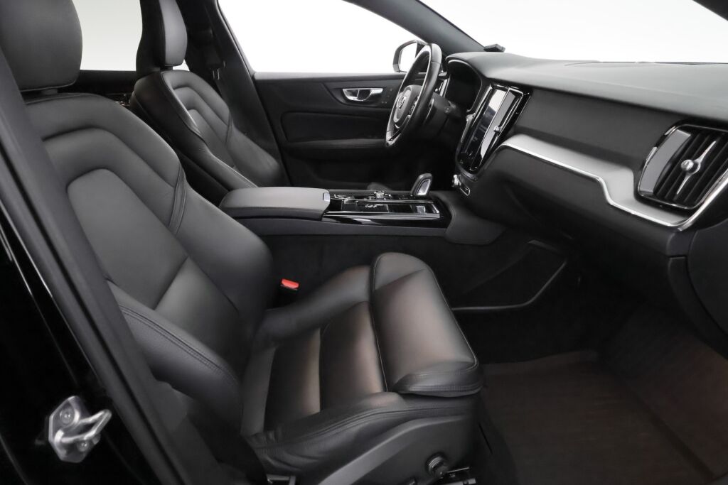 Volvo V60 2020 Musta