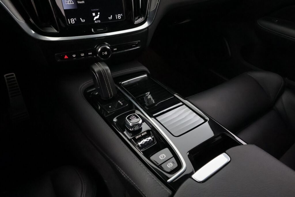 Volvo V60 2020 Musta