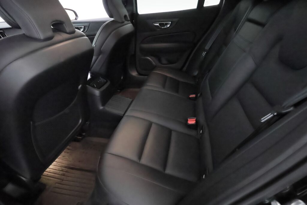 Volvo V60 2020 Musta