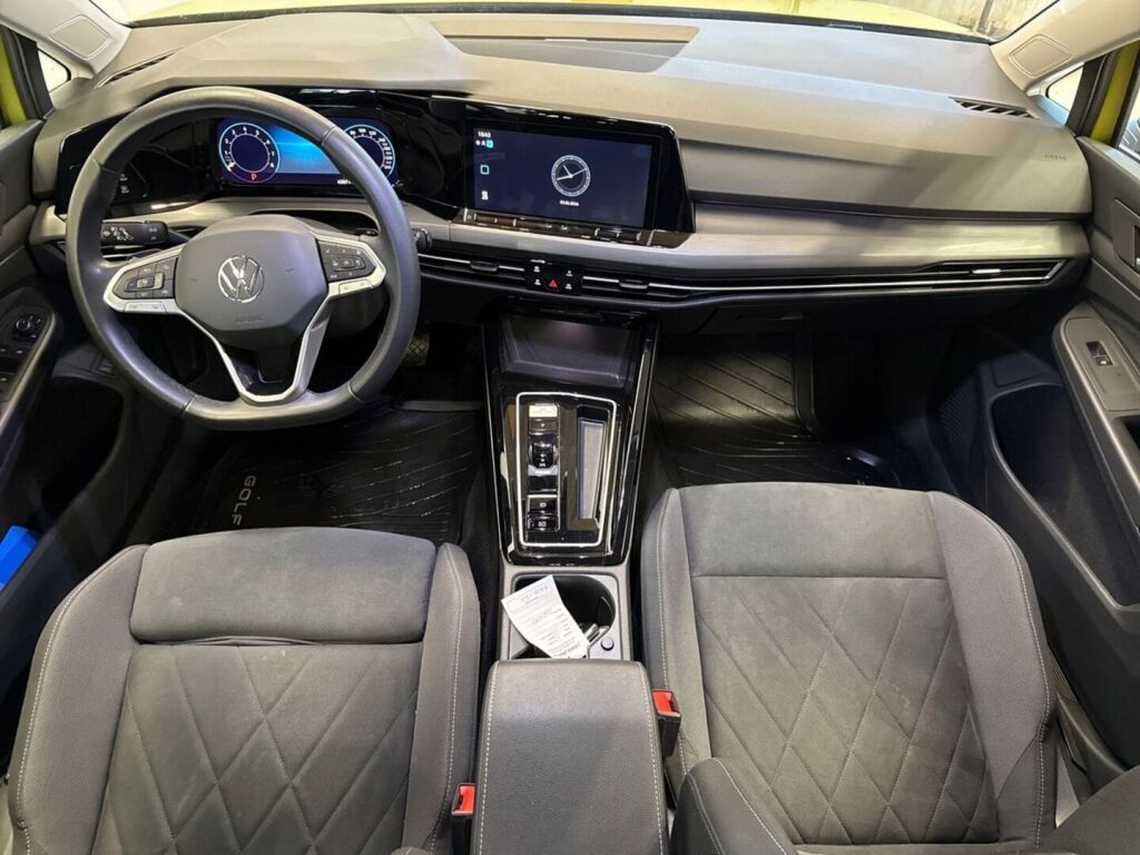 Volkswagen Golf 2024 Keltainen