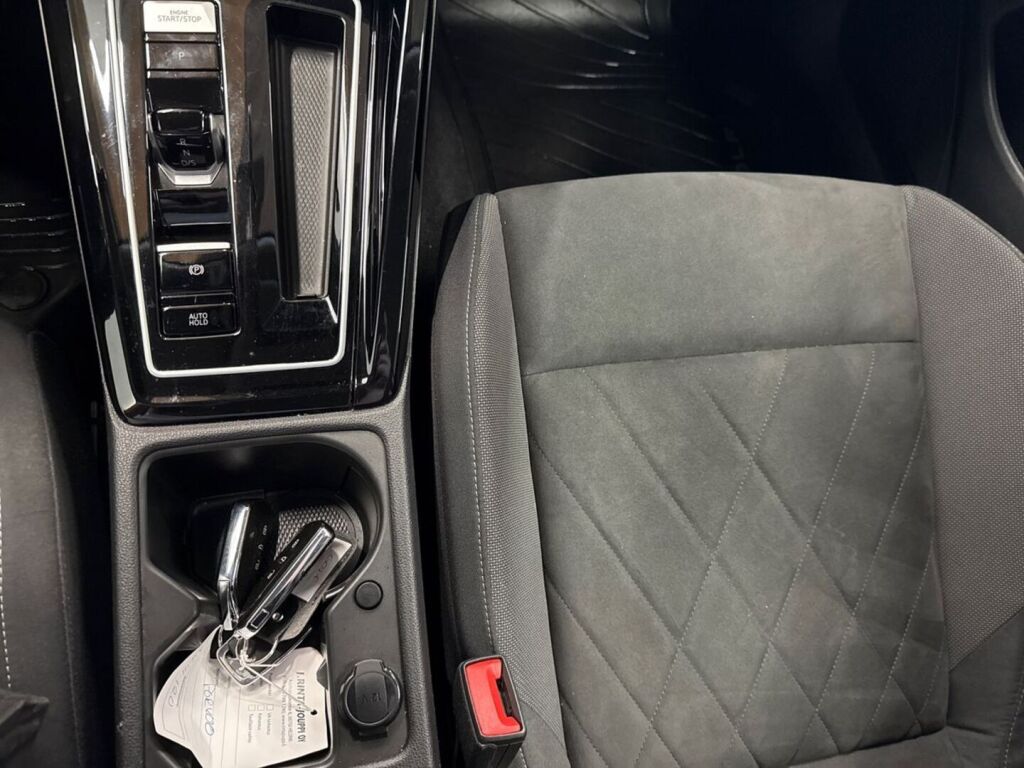 Volkswagen Golf 2024 Keltainen