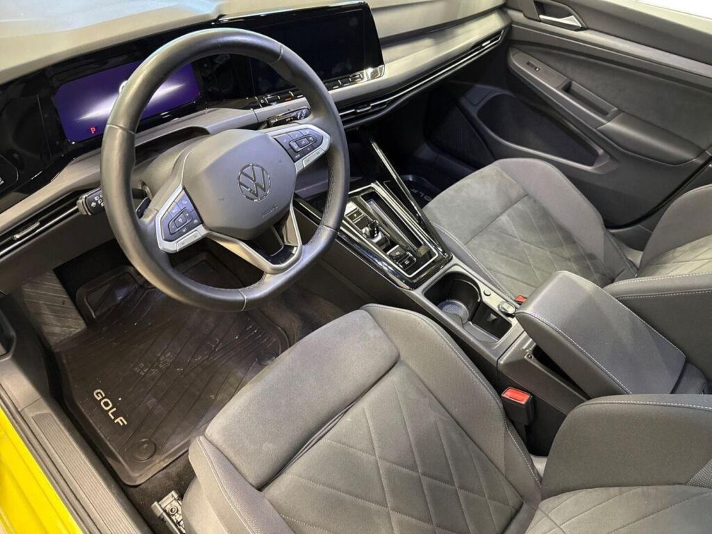Volkswagen Golf 2024 Keltainen