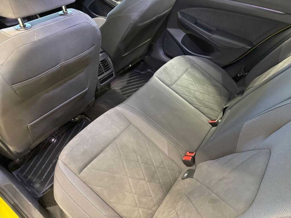 Volkswagen Golf 2024 Keltainen