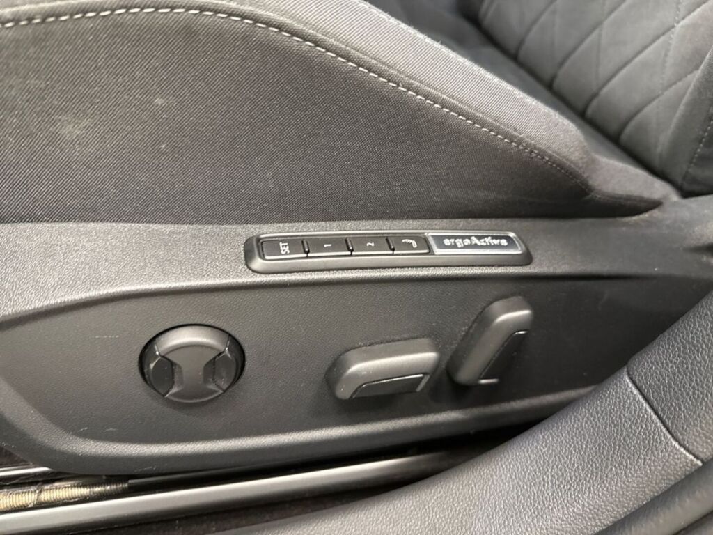 Volkswagen Golf 2024 Keltainen