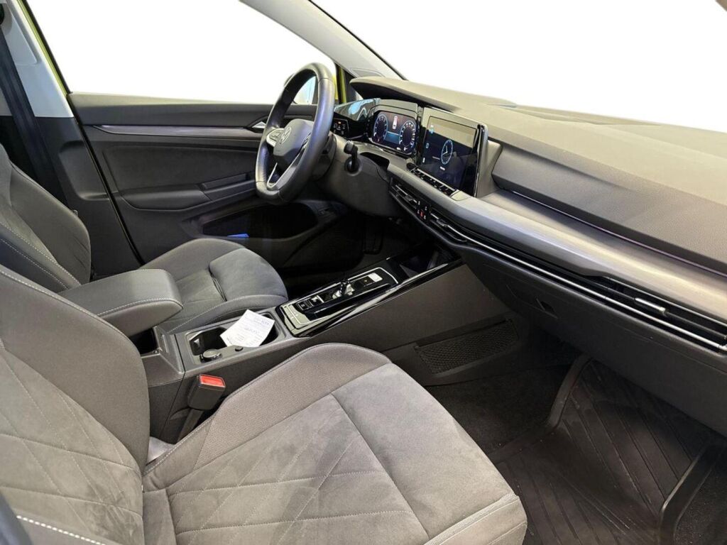 Volkswagen Golf 2024 Keltainen