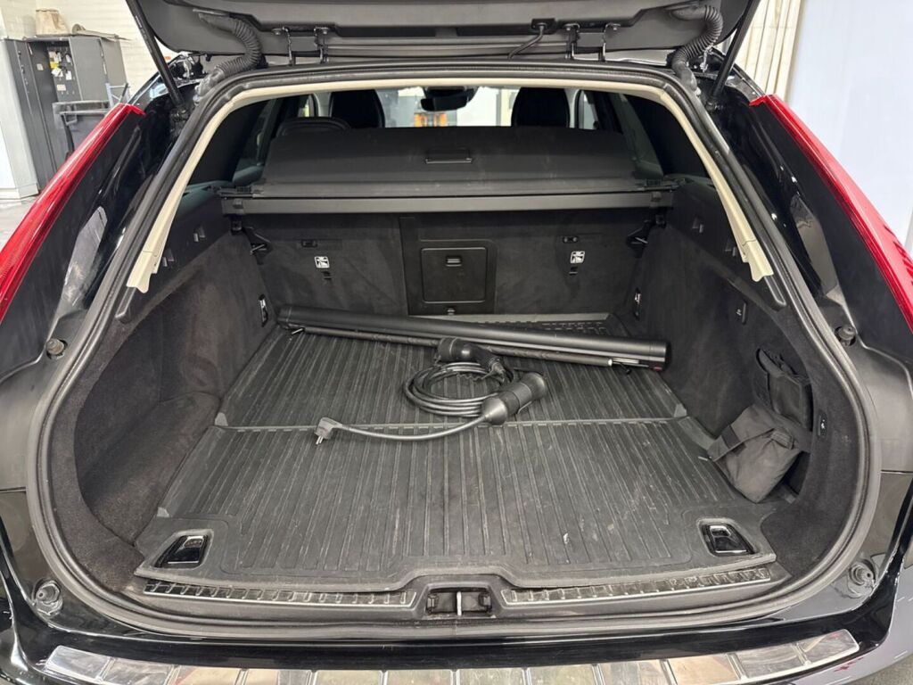 Volvo V90 2020 Musta