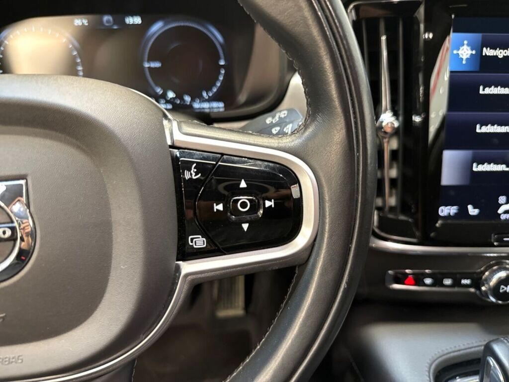 Volvo V90 2020 Musta