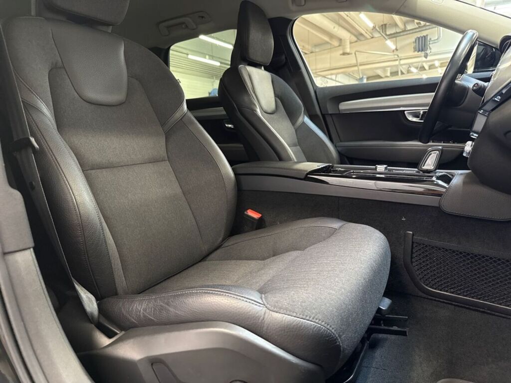 Volvo V90 2020 Musta