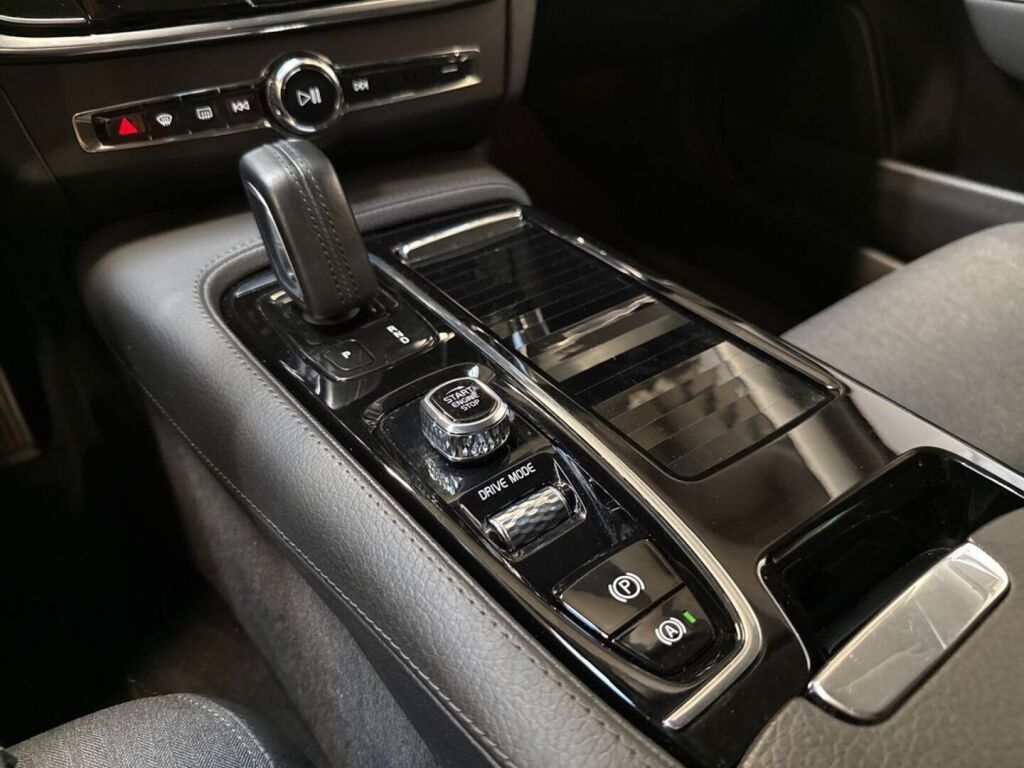 Volvo V90 2020 Musta