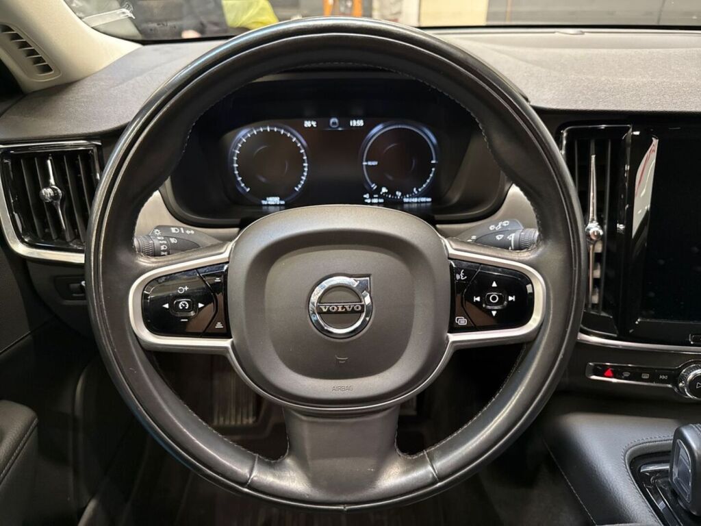 Volvo V90 2020 Musta