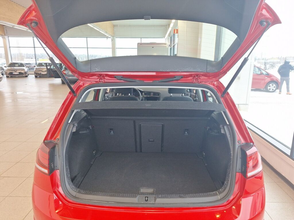 Volkswagen Golf 2019 Punainen