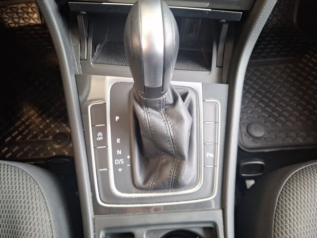 Volkswagen Golf 2019 Punainen