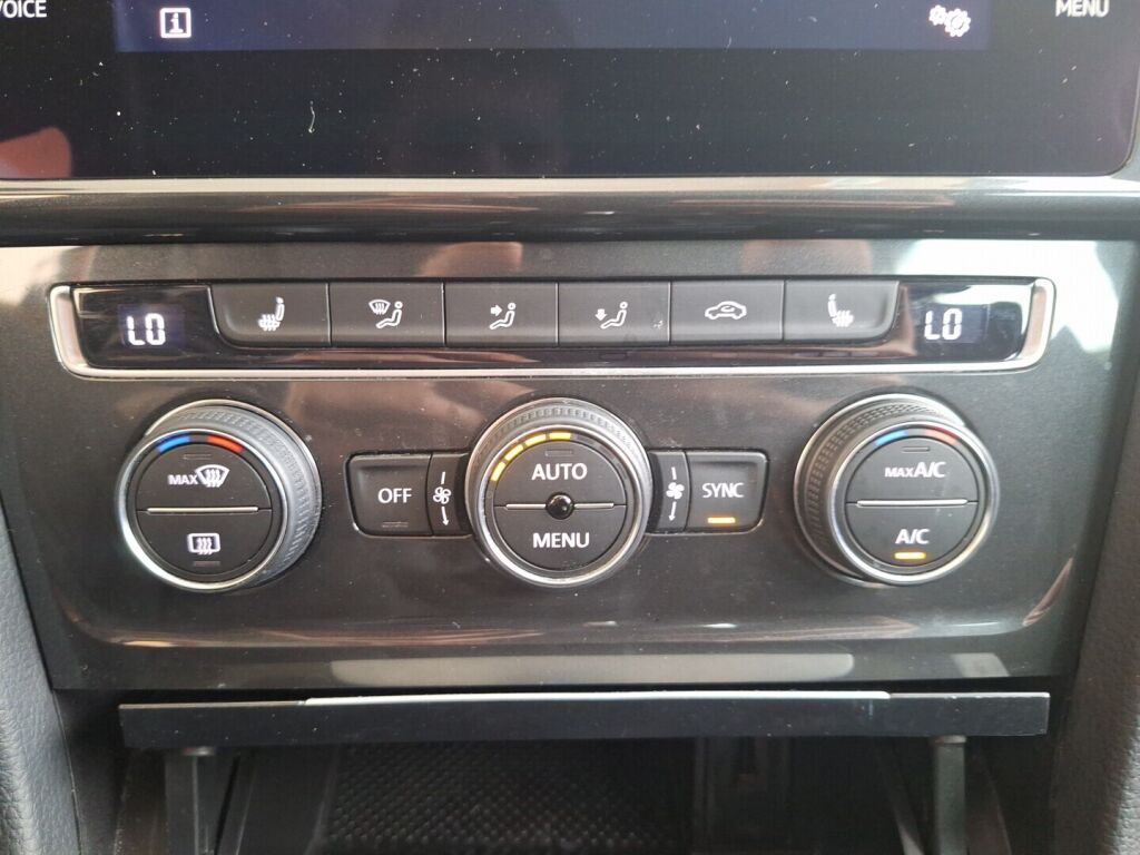 Volkswagen Golf 2019 Punainen