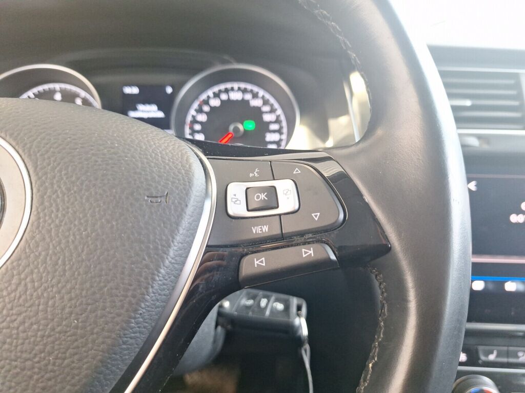 Volkswagen Golf 2019 Punainen