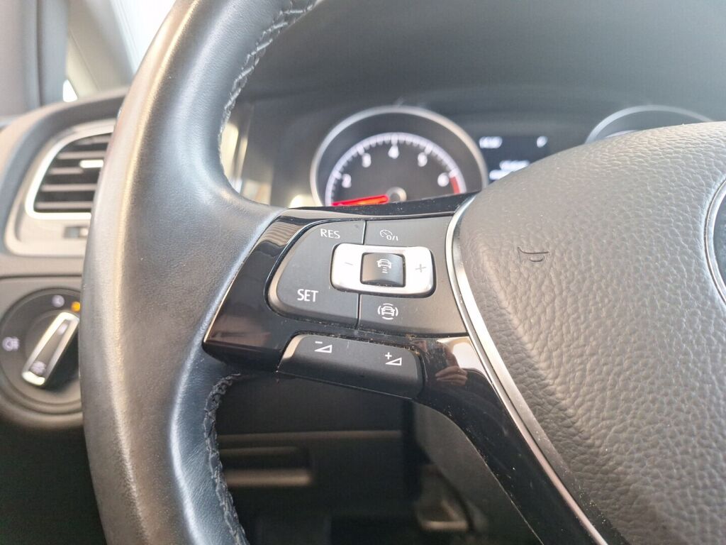 Volkswagen Golf 2019 Punainen