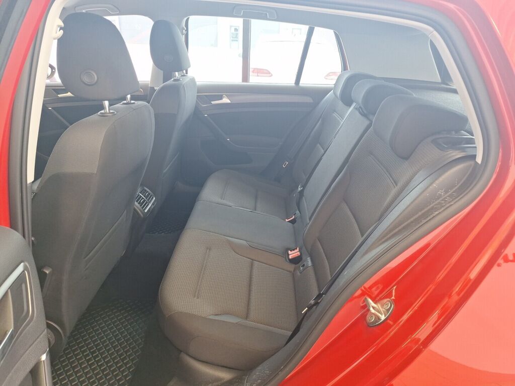 Volkswagen Golf 2019 Punainen