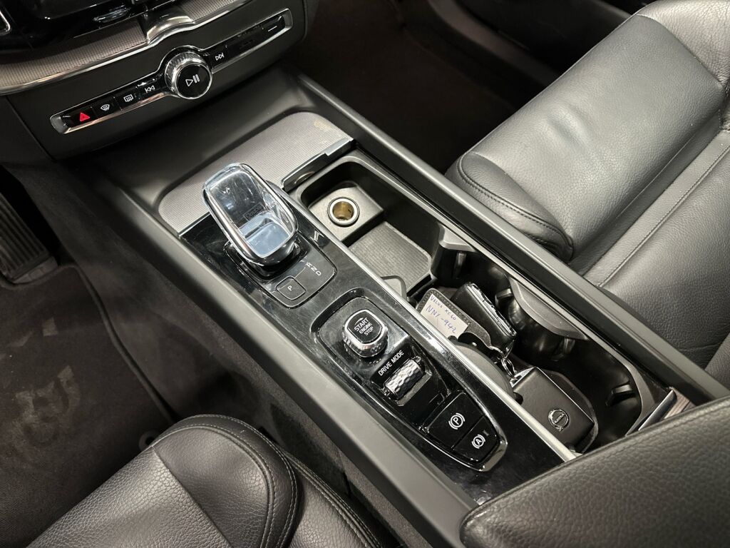 Volvo XC60 2020 Musta