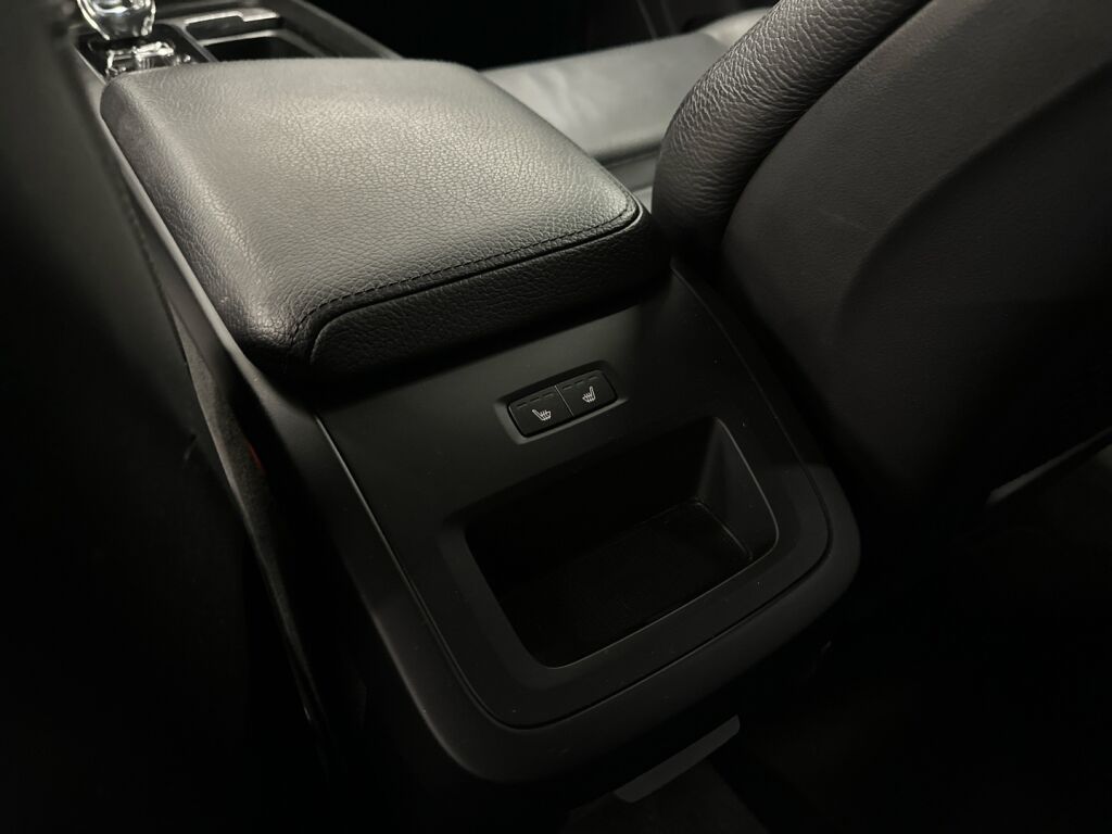 Volvo XC60 2020 Musta