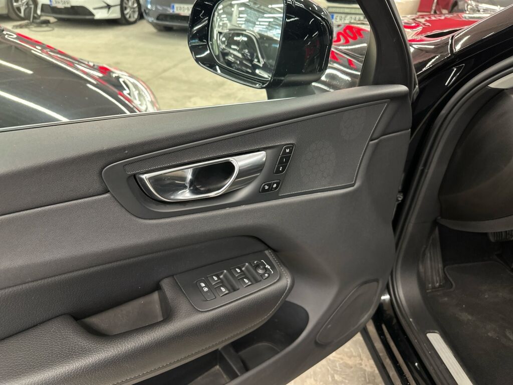 Volvo XC60 2020 Musta