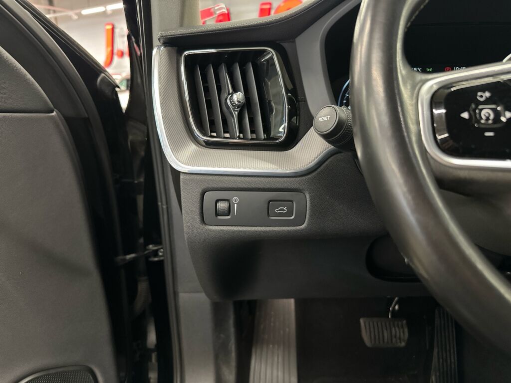 Volvo XC60 2020 Musta