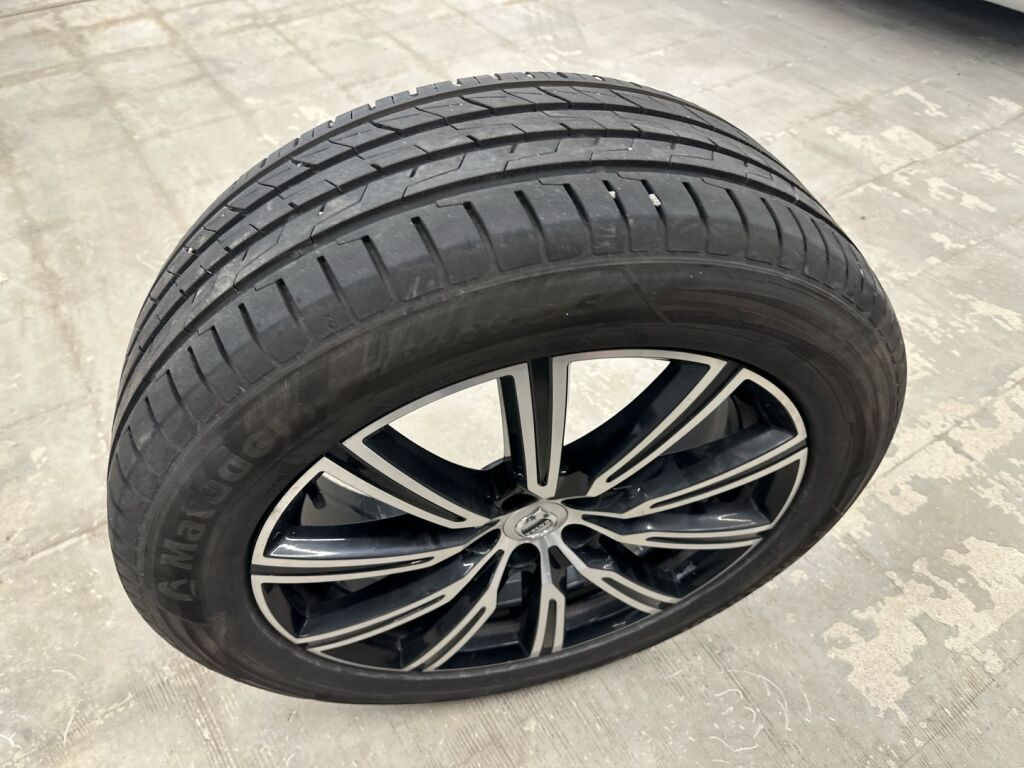 Volvo XC60 2020 Musta