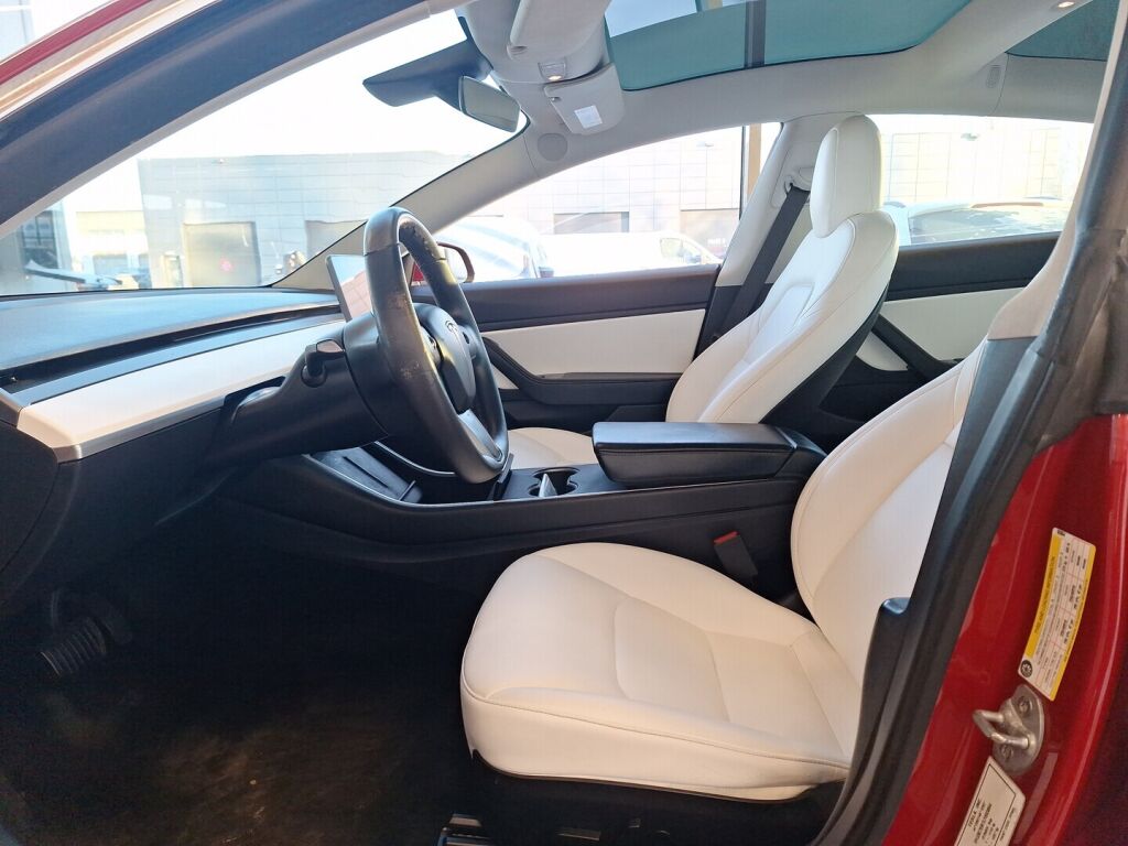 Tesla Model 3 2020 Punainen