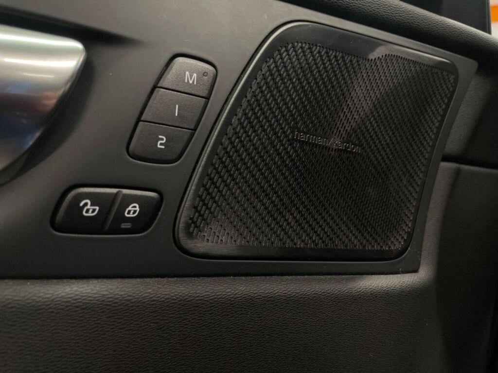 Volvo XC60 2021 Sininen