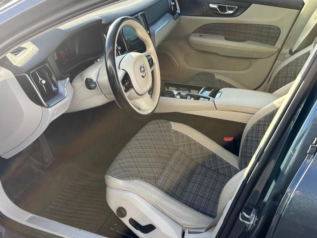 Volvo V60 2020 Sininen
