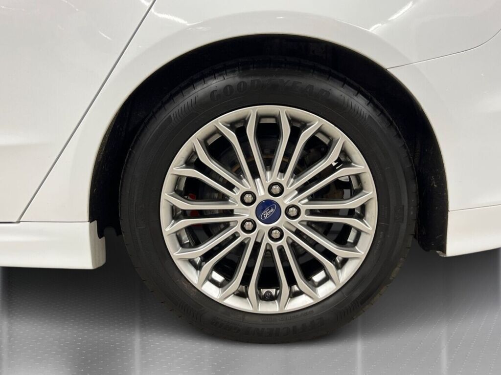 Ford Mondeo 2021 Valkoinen