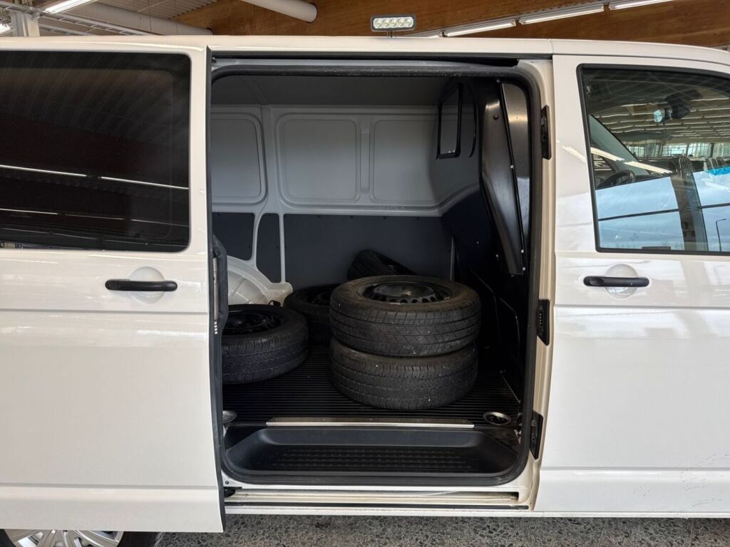Volkswagen Transporter 2024 Valkoinen