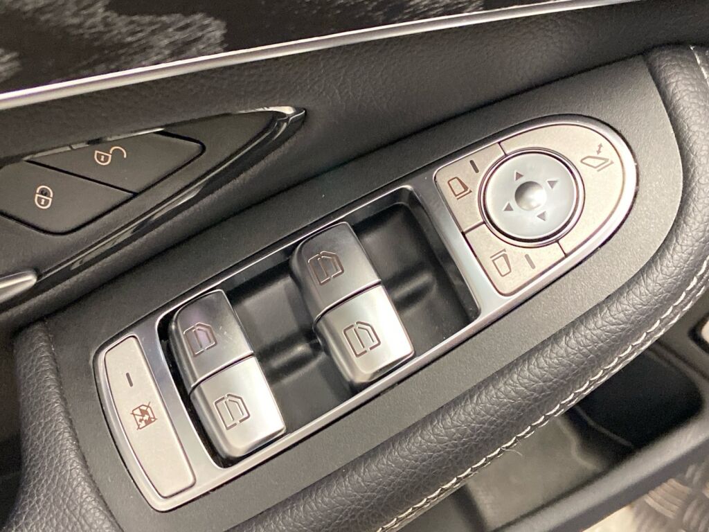 Mercedes-Benz C 2021 Musta