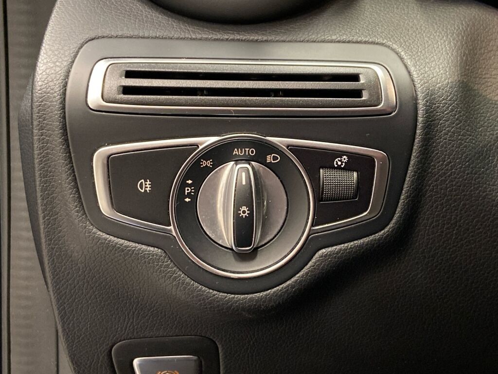 Mercedes-Benz C 2021 Musta