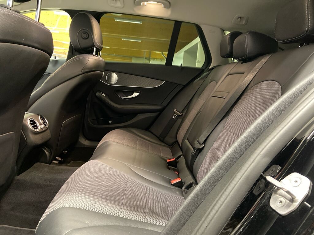 Mercedes-Benz C 2021 Musta