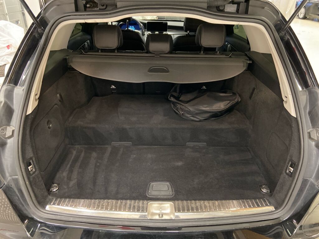 Mercedes-Benz C 2021 Musta