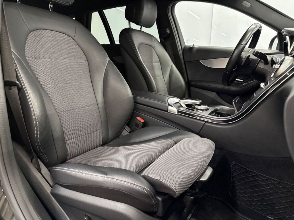 Mercedes-Benz C 2020 Musta