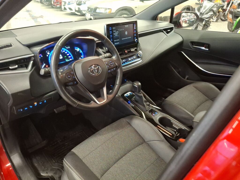 Toyota Corolla 2021 Punainen