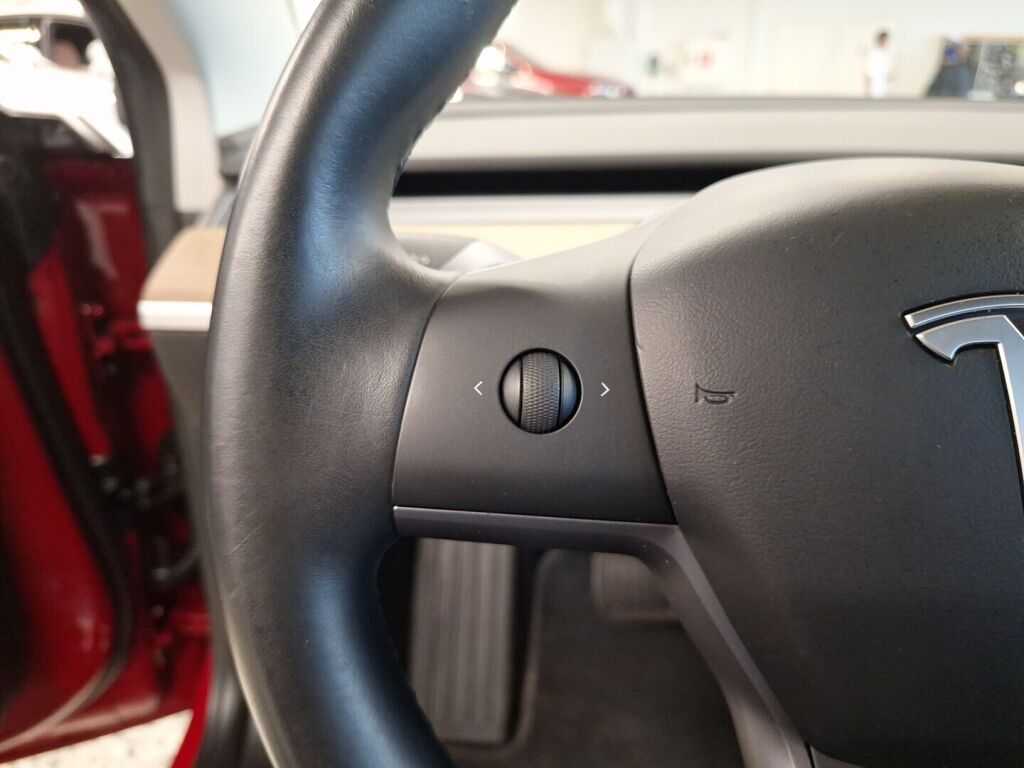 Tesla Model 3 2019 Punainen